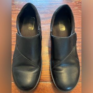Clarks women’s slip on shoes. Size 9.5, black.